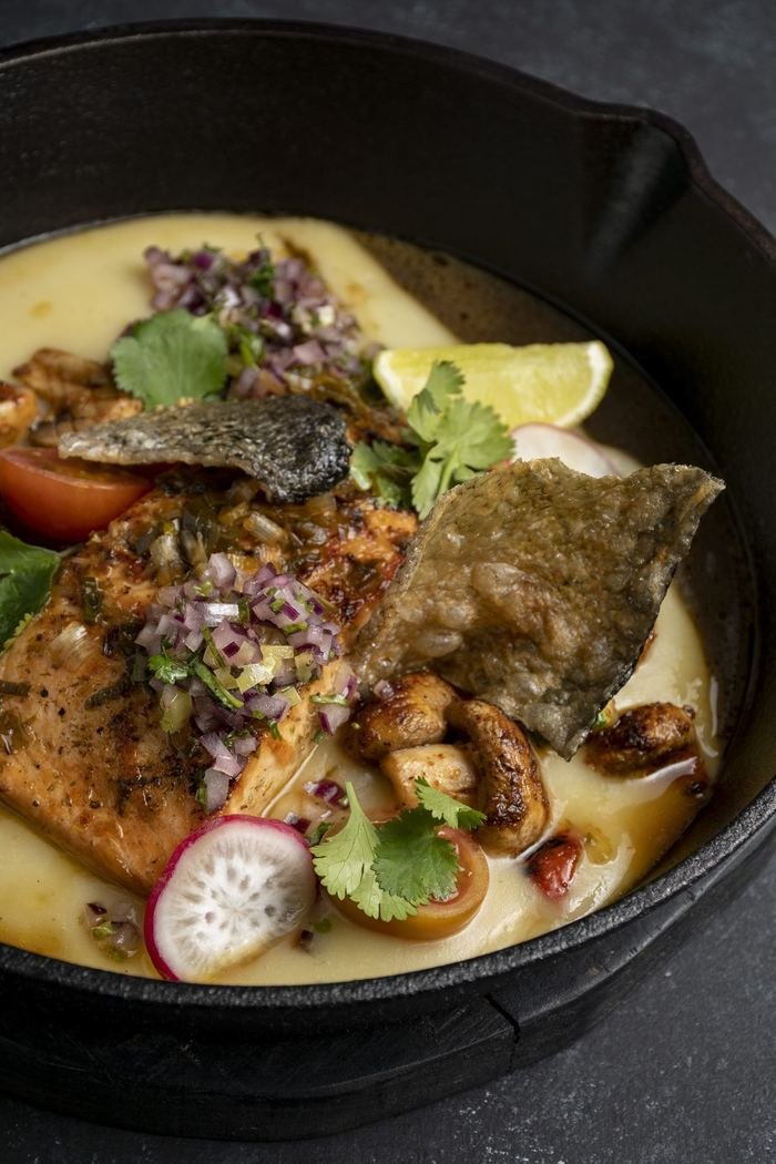 Salmón con salsa criolla